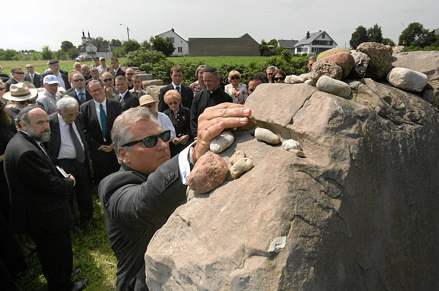 Aleksander Kwaśniewski na cmentarzu żydowskim obok obelisku upamiętniającego zbrodnię z 1941 roku w Jedwabnem