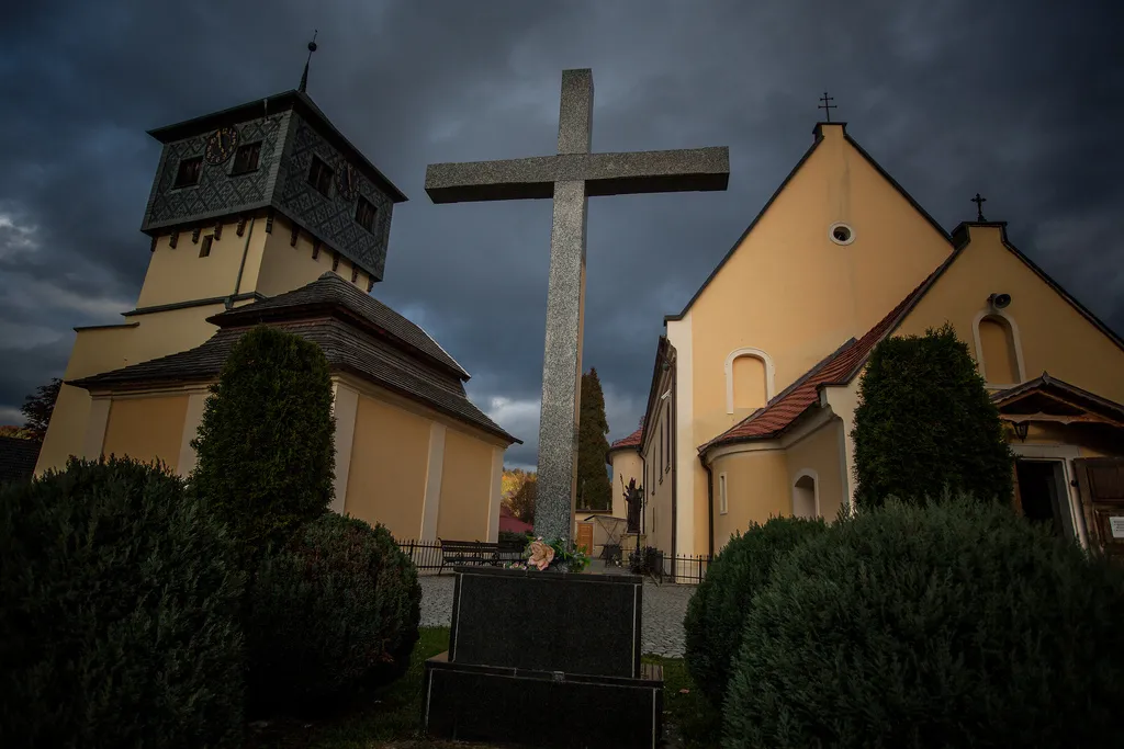 6012570-kaplica-czaszek-w-czermnej-czermna.jpg