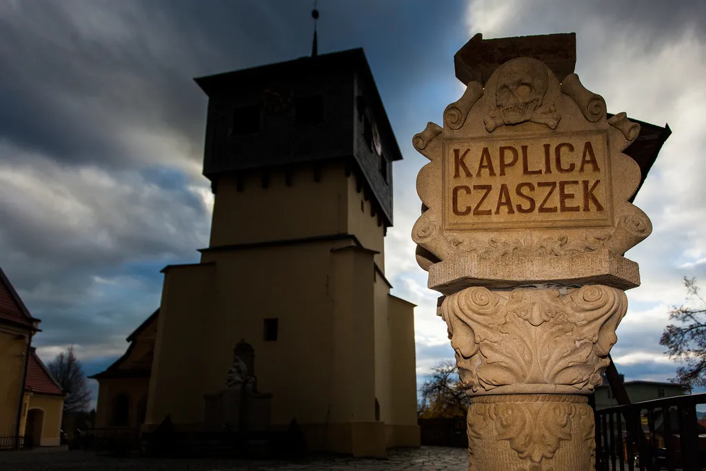 6012715-kaplica-czaszek-w-czermnej-czermna.jpg