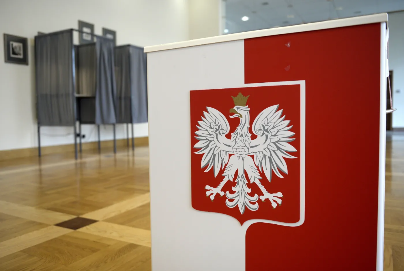 Urna na karty i kabina do głosowania w siedzibie Obwodowej Komisji Wyborczej