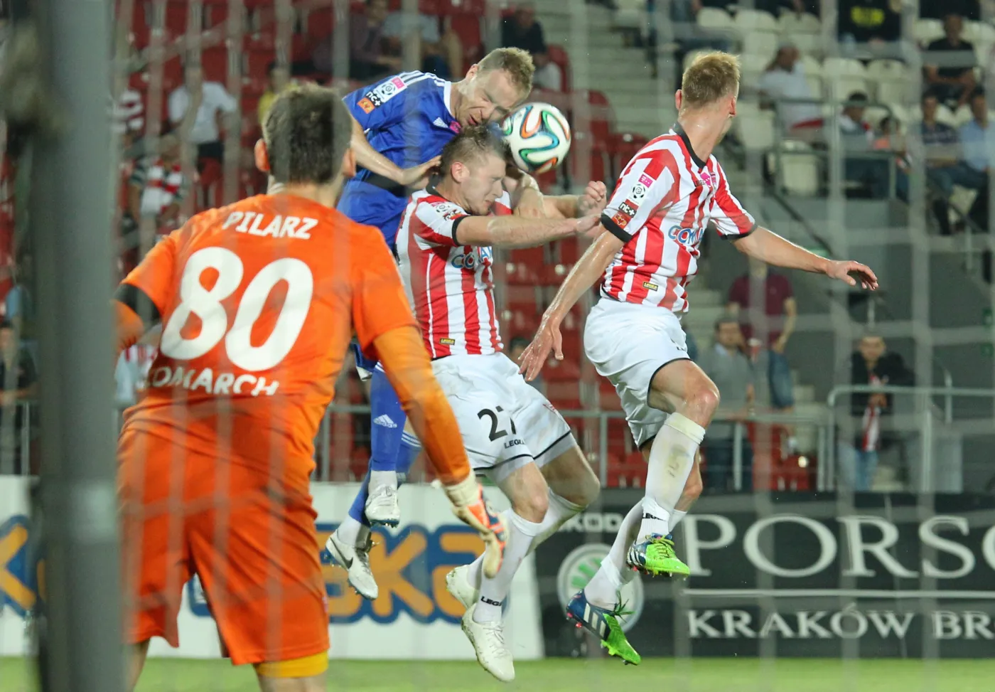 Bramkarz Cracovii Krzysztof Pilarz (L) obserwuje starcie Sławomira Szeligi (2-P) i Adama Marciniaka (P) z Rafałem Grodzickim(2-L) z Ruchu Chorzów z podczas meczu grupy spadkowej piłkarskiej T-Mobile Ekstraklasy