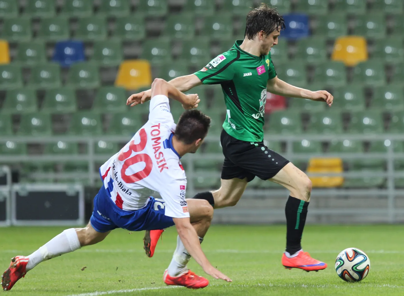 Zawodnik Podbeskidzia Bielsko-Biała Piotr Tomasik (L) walczy o piłkę z Fedorem Cernychem (P) z Górnika Łęczna podczas meczu grupy spadkowej piłkarskiej T-Mobile Ekstraklasy