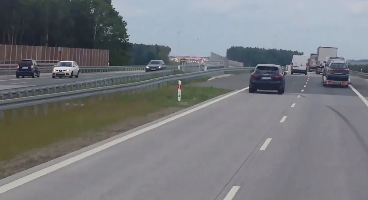 Kobieta gnała smartem pod prąd drogą S8. Wideo tylko dla dorosłych