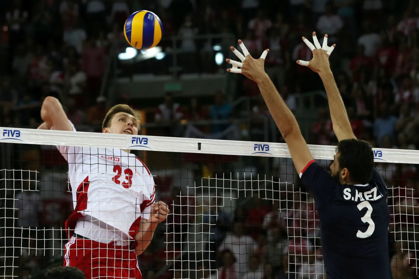 Gracz reprezentacji Polski Mateusz Bieniek (L) i Irańczyk Faezi Saman (P) w meczu Ligi Światowej siatkarzy z Iranem w Częstochowie