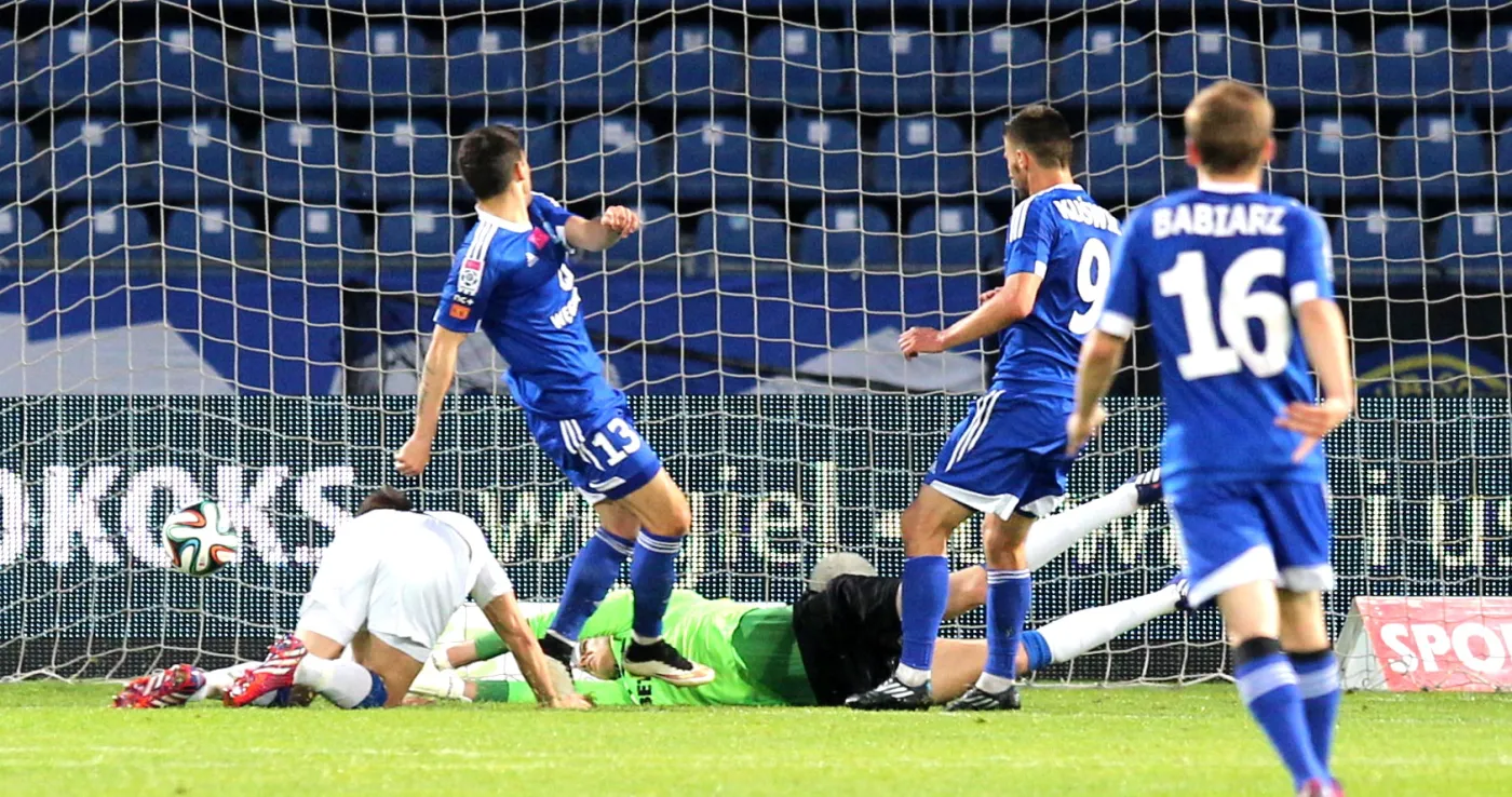 Rołand Gigołajew (2,L) z miejscowego Ruchu strzela gola Zawiszy Bydgoszcz i jest 1:0 dla gospodarzy w meczu grupy spadkowej T-Mobile Ekstraklasy w Chorzowie