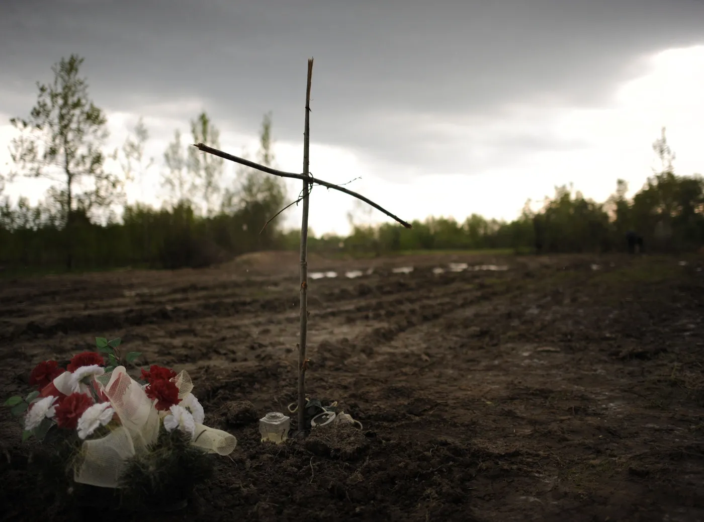 Prosty krzyż na miejscu katastrofy smoleńskiej, zdjęcie z 9 maja 2010 roku