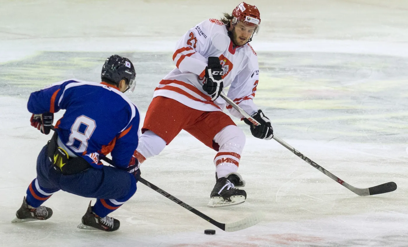 Gracz reprezentacji Polski Michael Cichy (P) i Koreańczyk Sanghoon Shin (L) w meczu turnieju EIHC hokeja na lodzie w Katowicach
