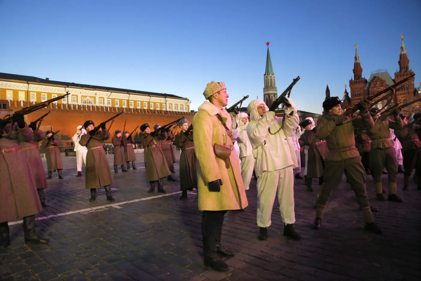 8395624-rosyjscy-zolnierze-w-historycznych.jpg