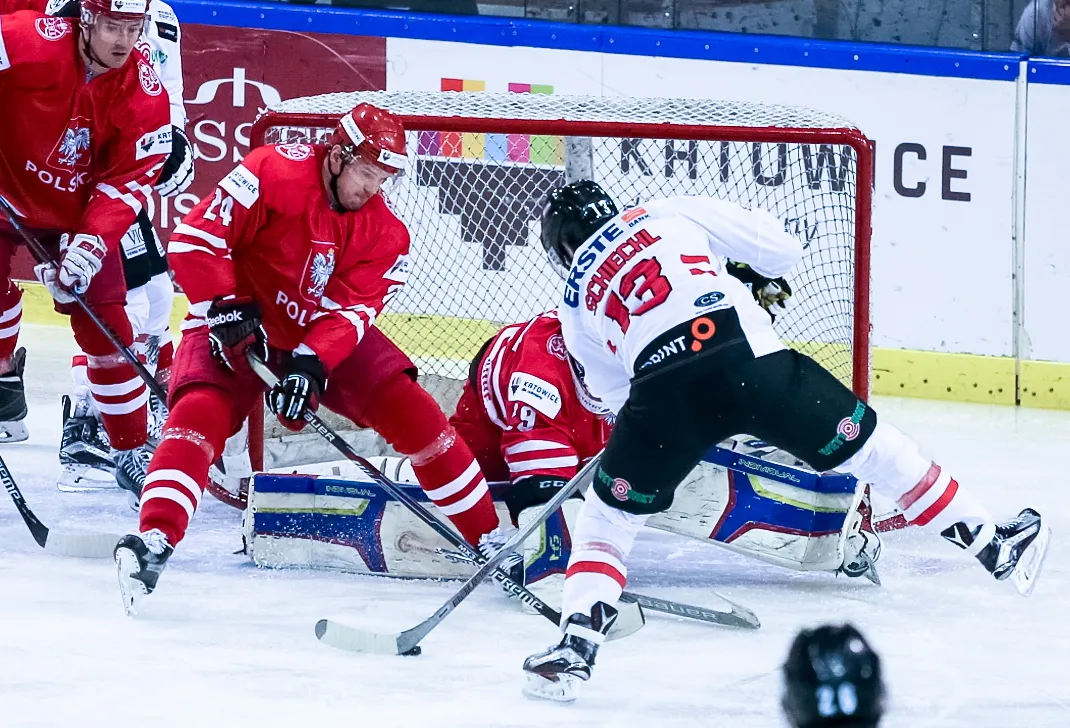 Gracze reprezentacji Polski Bartosz Dąbkowski (L) i bramkarz Kamil Kosowski (C) oraz Austriak Michael Schiechl (P) w meczu turnieju EIHC hokeja na lodzie w Katowicach