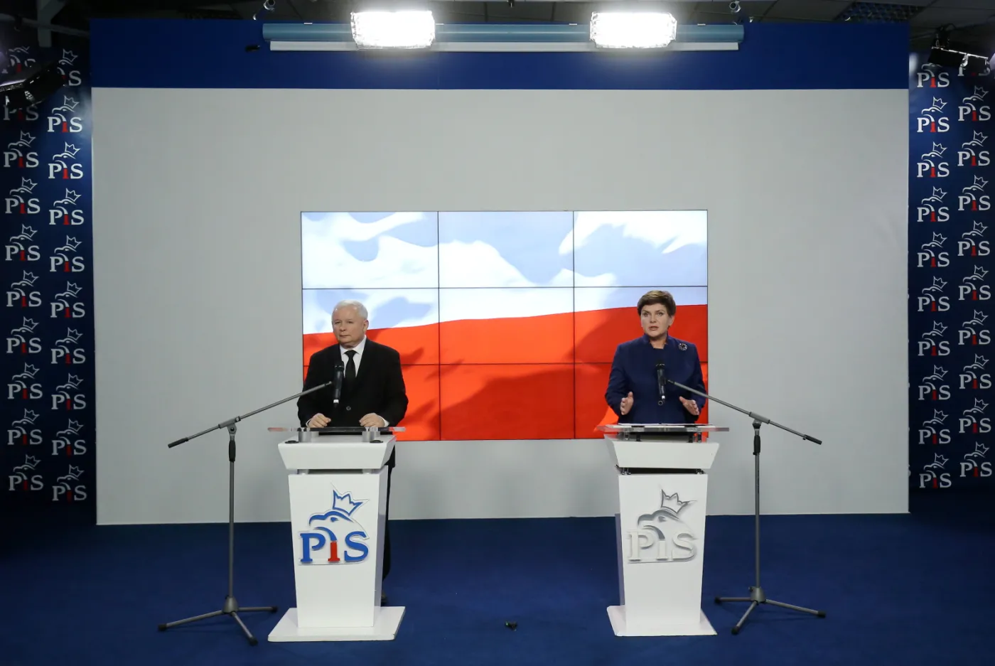 Kandydatka na premiera Beata Szydło w towarzystwie prezesa PiS Jarosława Kaczyńskiego 