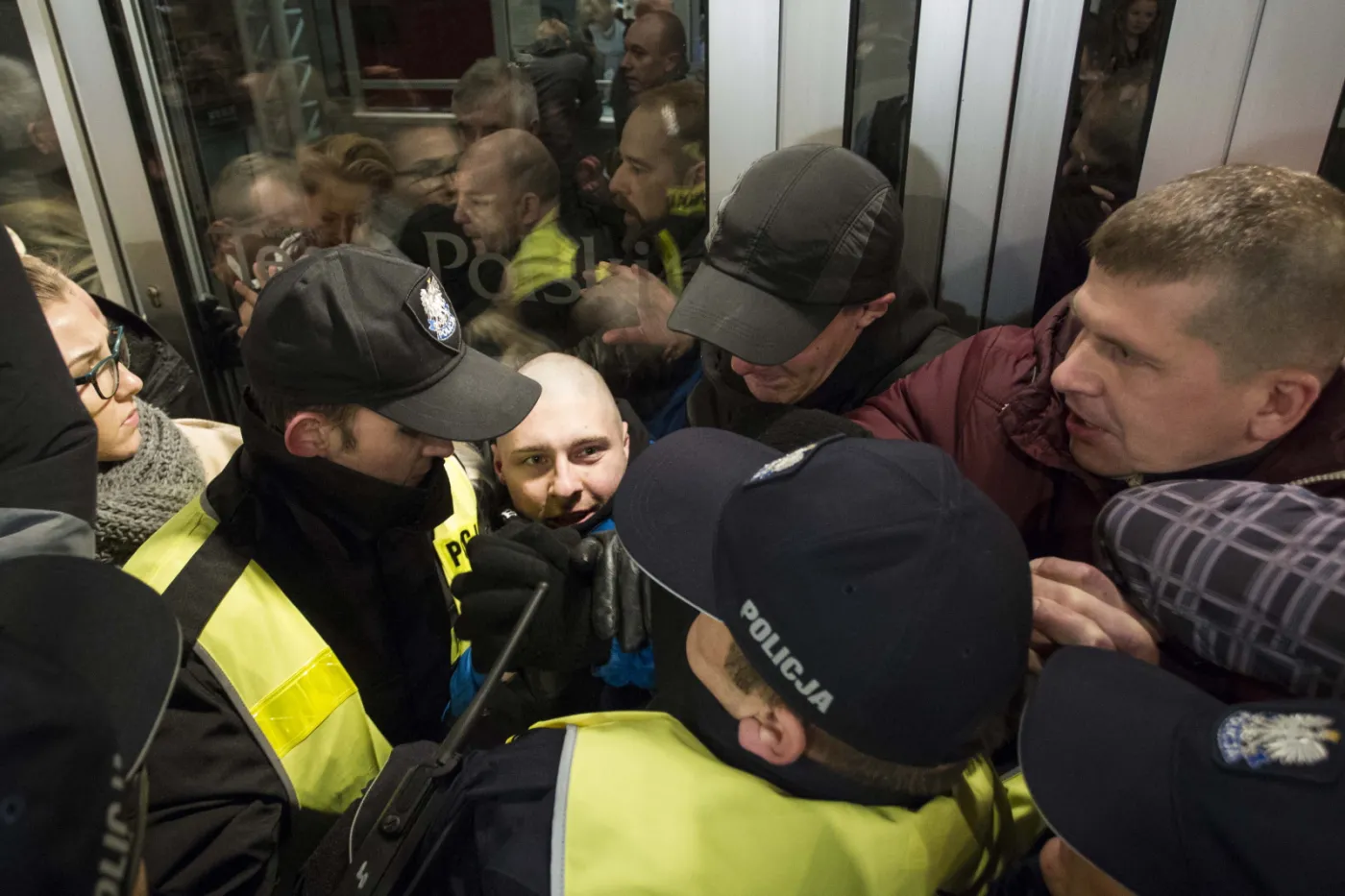 8453437-przepychanki-z-policja-przed-teatrem.jpg