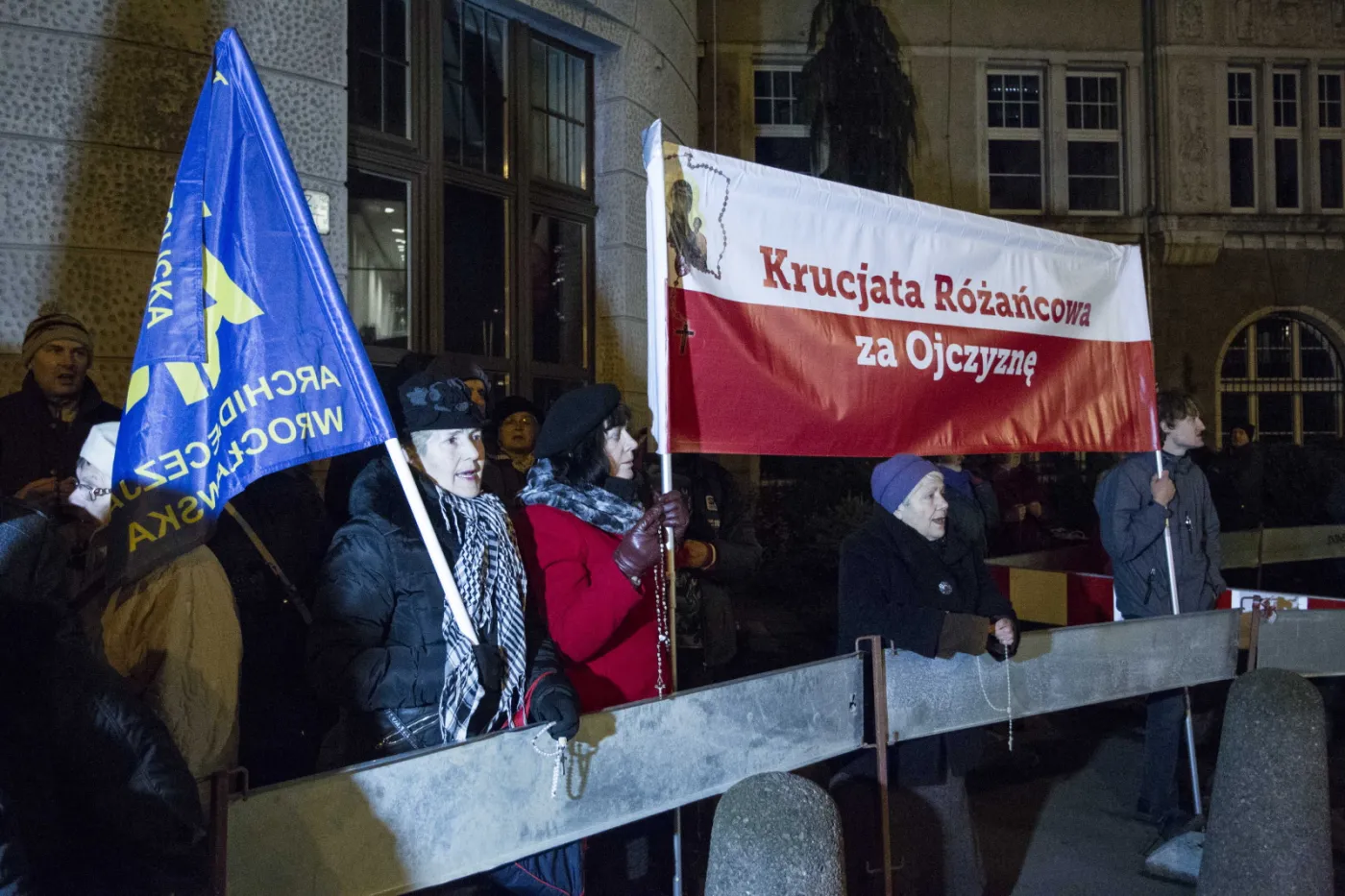 8453469-przepychanki-z-policja-przed-teatrem.jpg