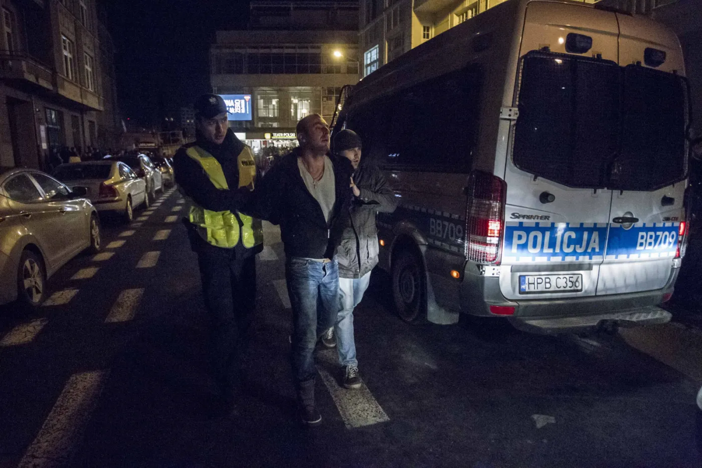 8453501-przepychanki-z-policja-przed-teatrem.jpg
