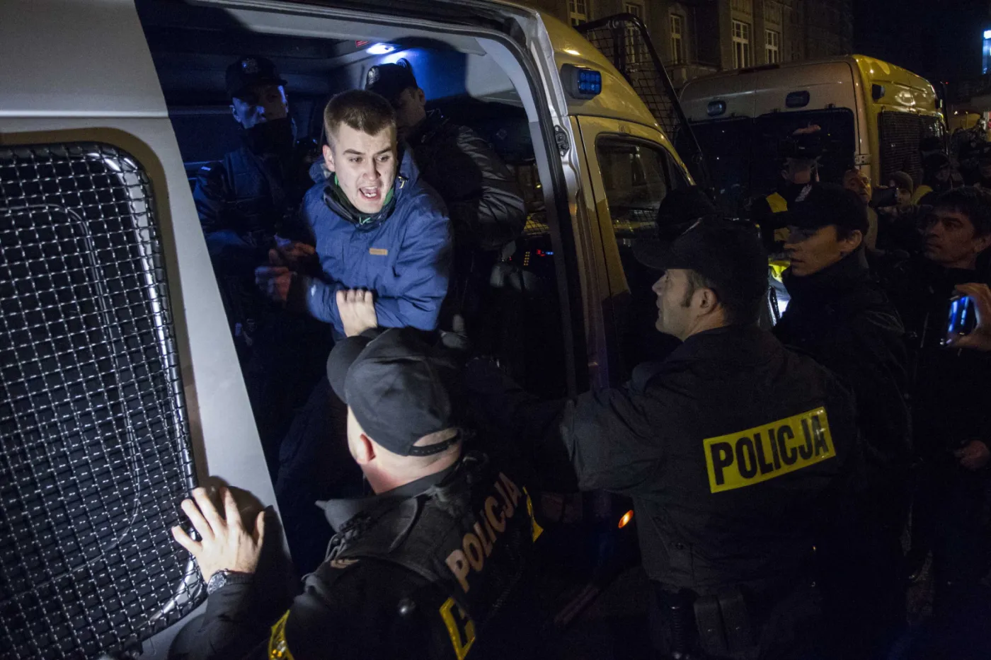 8453533-przepychanki-z-policja-przed-teatrem.jpg