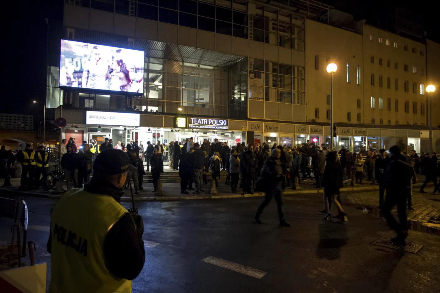 8453565-przepychanki-z-policja-przed-teatrem.jpg