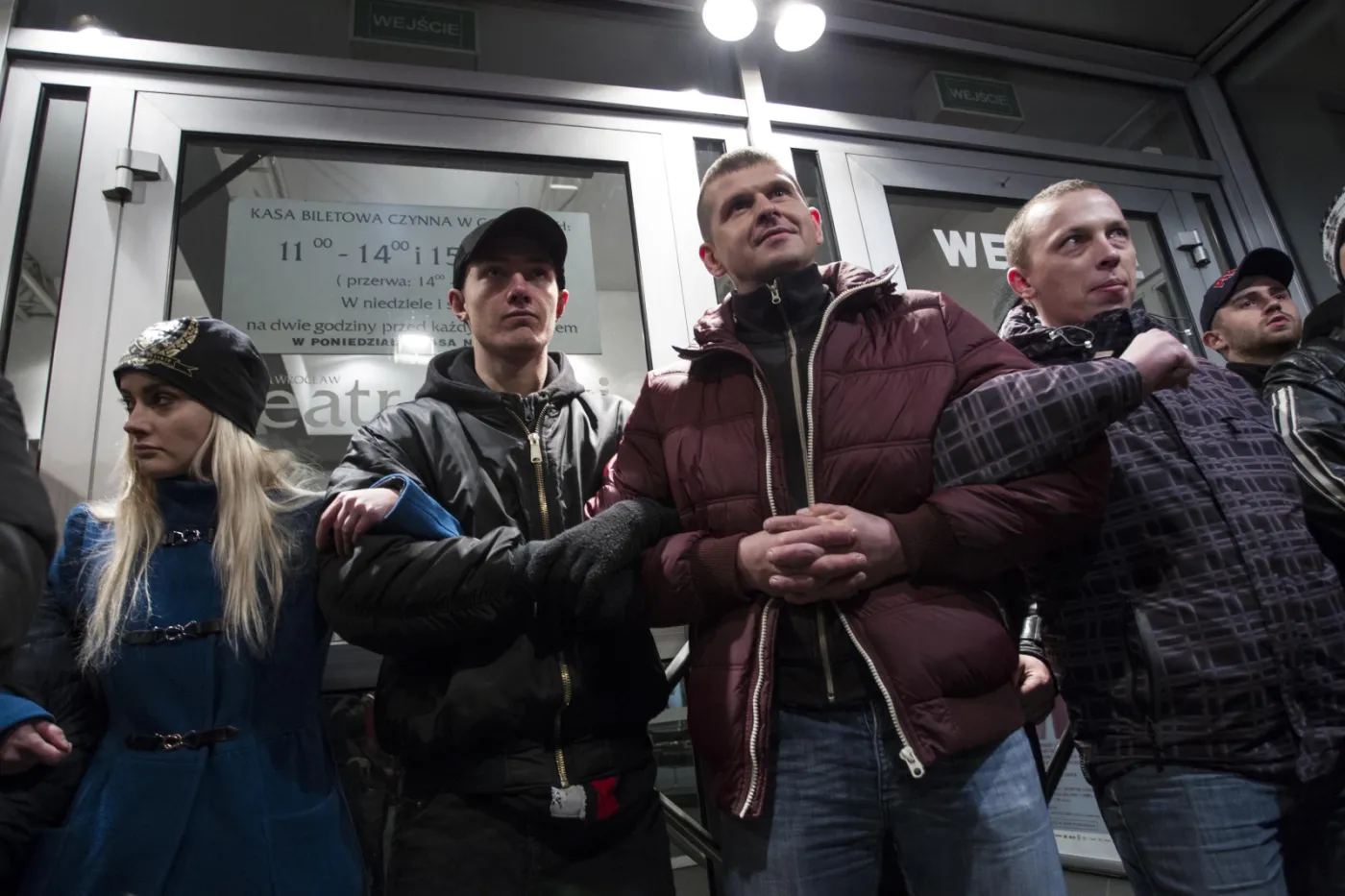 8453309-przepychanki-z-policja-przed-teatrem.jpg