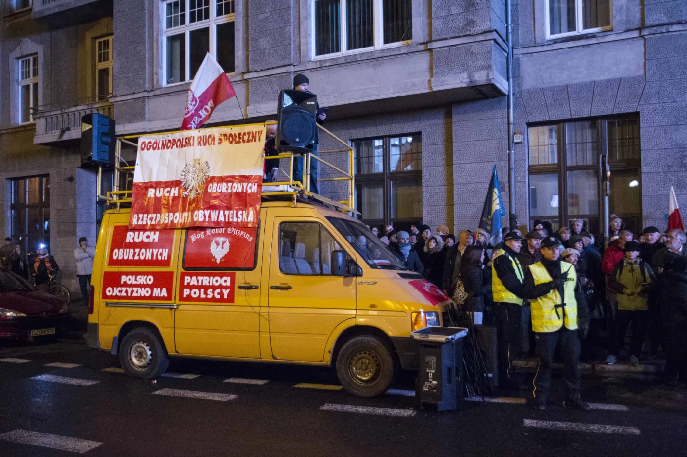 8453341-przepychanki-z-policja-przed-teatrem.jpg