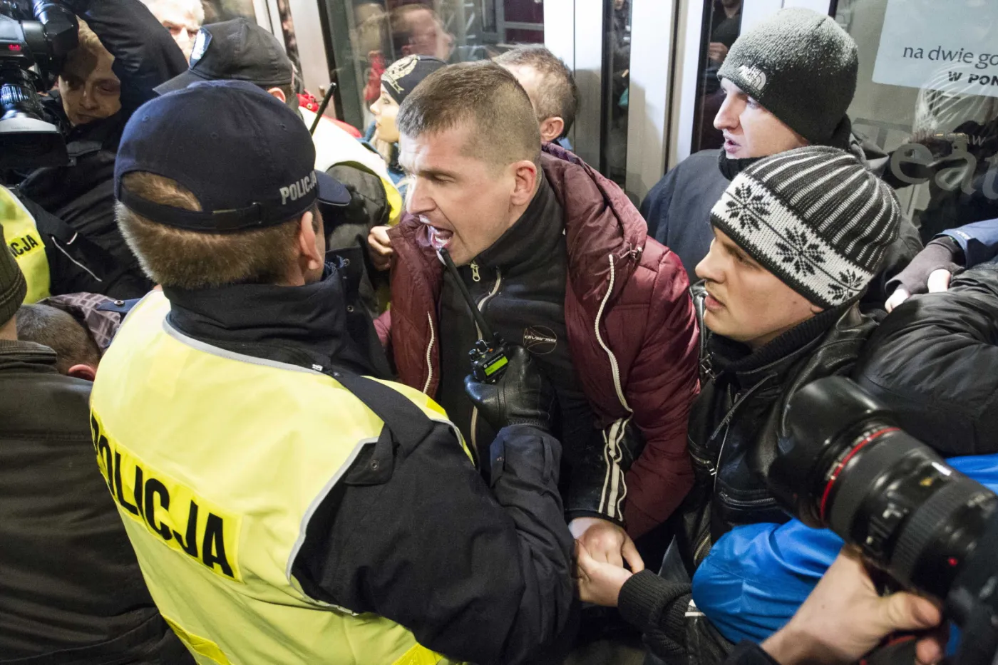 8453373-przepychanki-z-policja-przed-teatrem.jpg