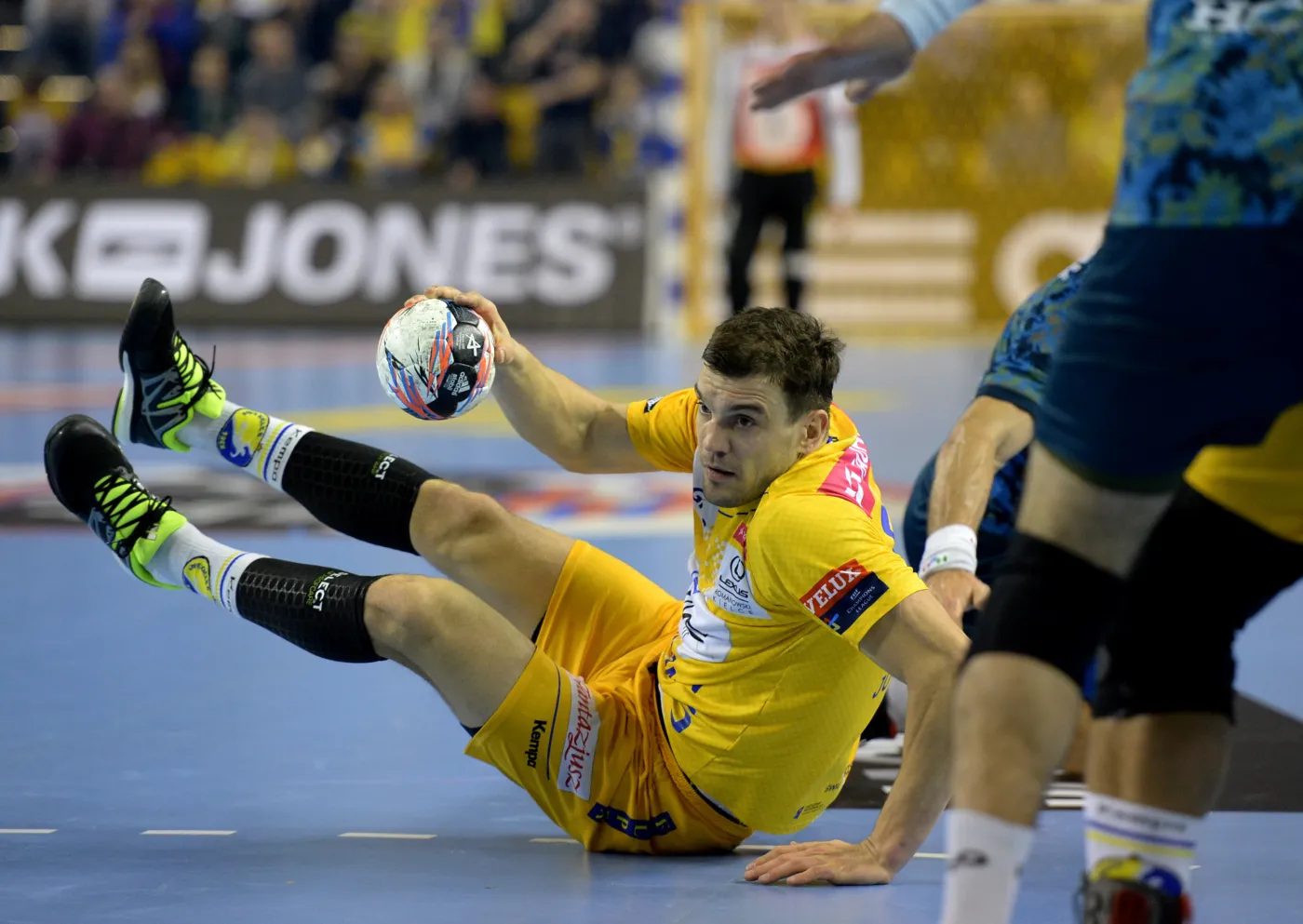 Zawodnik Vive Tauron Kielce Michał Jurecki (L) w ataku na bramkę KIF Kolding Kopenhaga podczas meczu fazy grupowej Ligi Mistrzów piłkarzy ręcznych