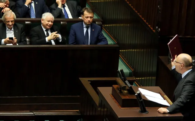 Prawnik o zamieszaniu wokół TK: Przegłosowane w nocy uchwały nie mają żadnej mocy prawnej