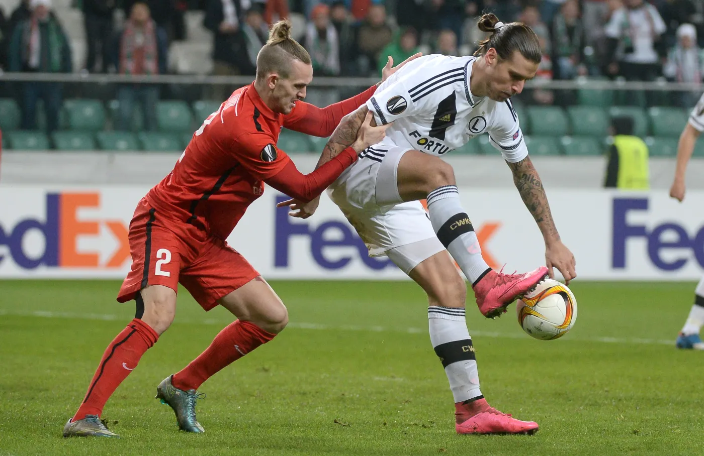 Zawodnik Legii Warszawa Aleksandar Prijovic (P) walczy o piłkę z Kianem Hansenem (L) z duńskiego FC Midtjylland 