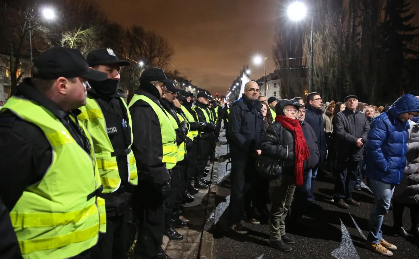8537571-manifestacja-przed-domem-jaroslawa.jpg