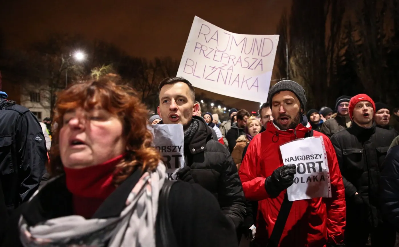 8537603-manifestacja-przed-domem-jaroslawa.jpg