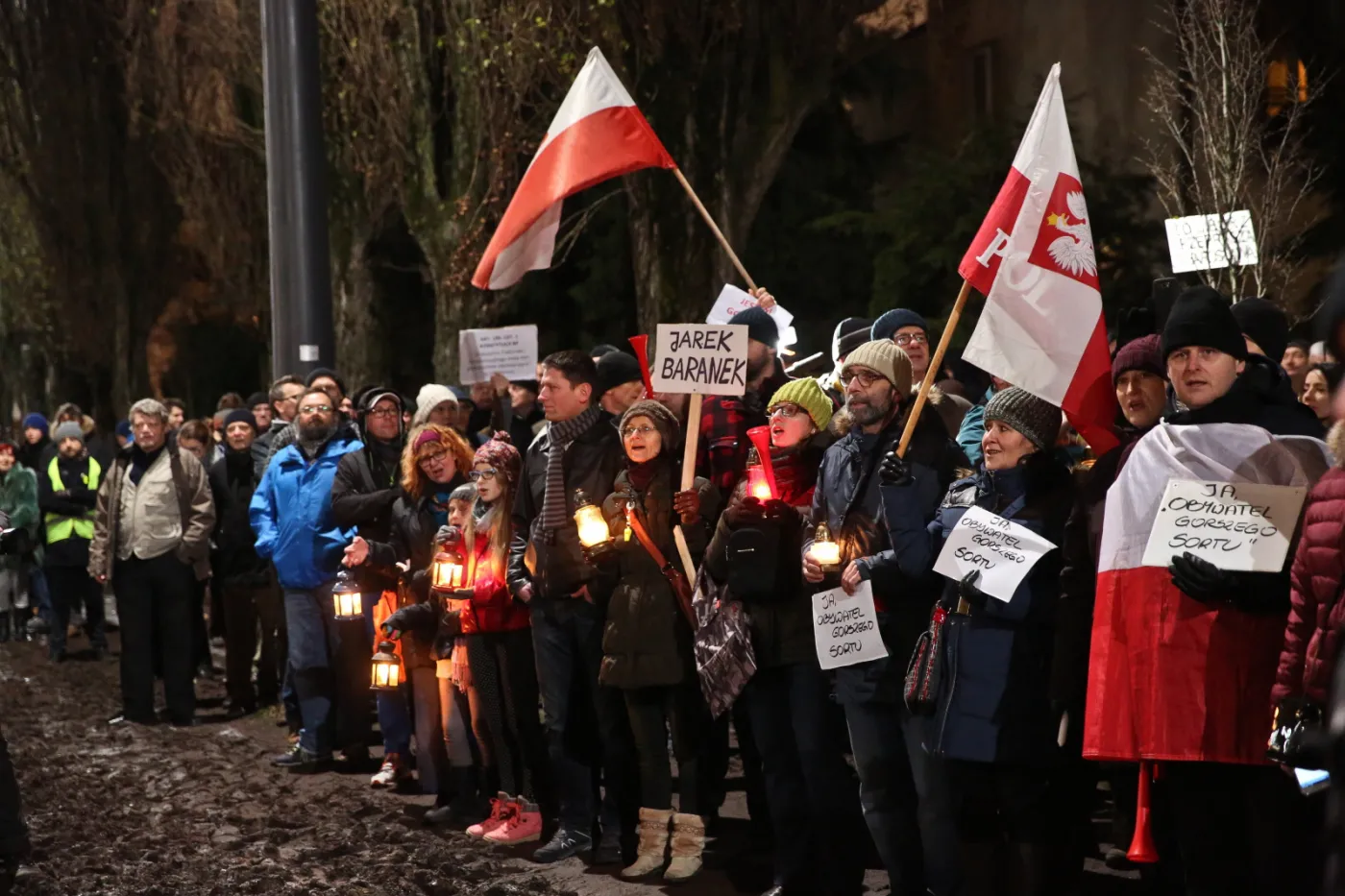 8537666-manifestacja-przed-domem-jaroslawa.jpg