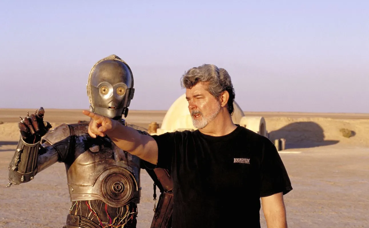 George Lucas i droid C-3PO w czasie kręcenia "Gwiezdnych Wojen" na Tatooine, czyli w Tunezji