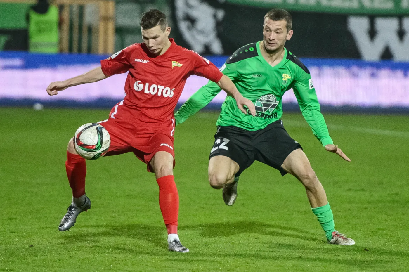 Łukasz Mierzejewski (P) z miejscowego Górnika i Michał Mak (L) z Lechii Gdańsk
