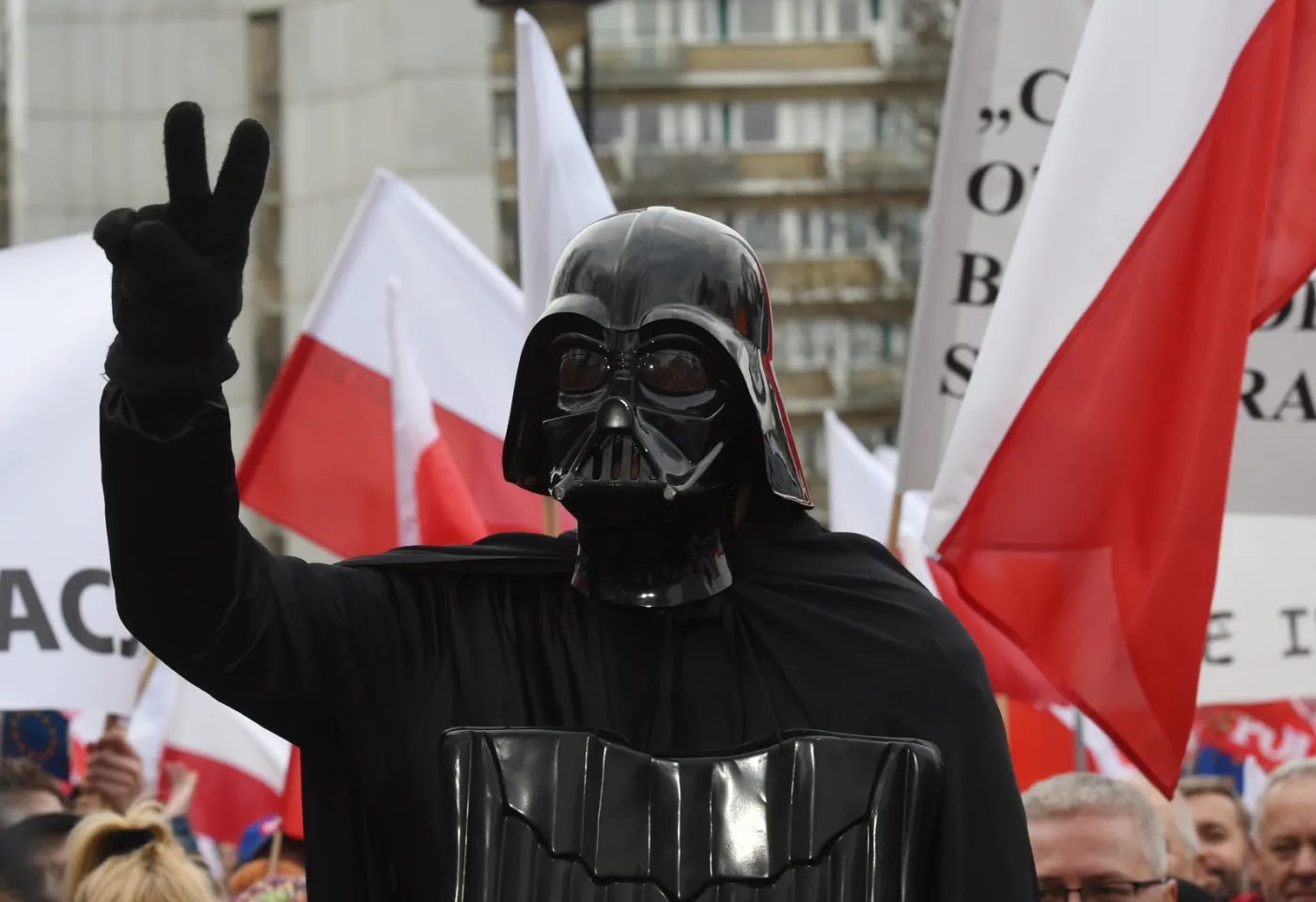 8564994-uczestnik-manifestacji-kod-w-stroju.jpg