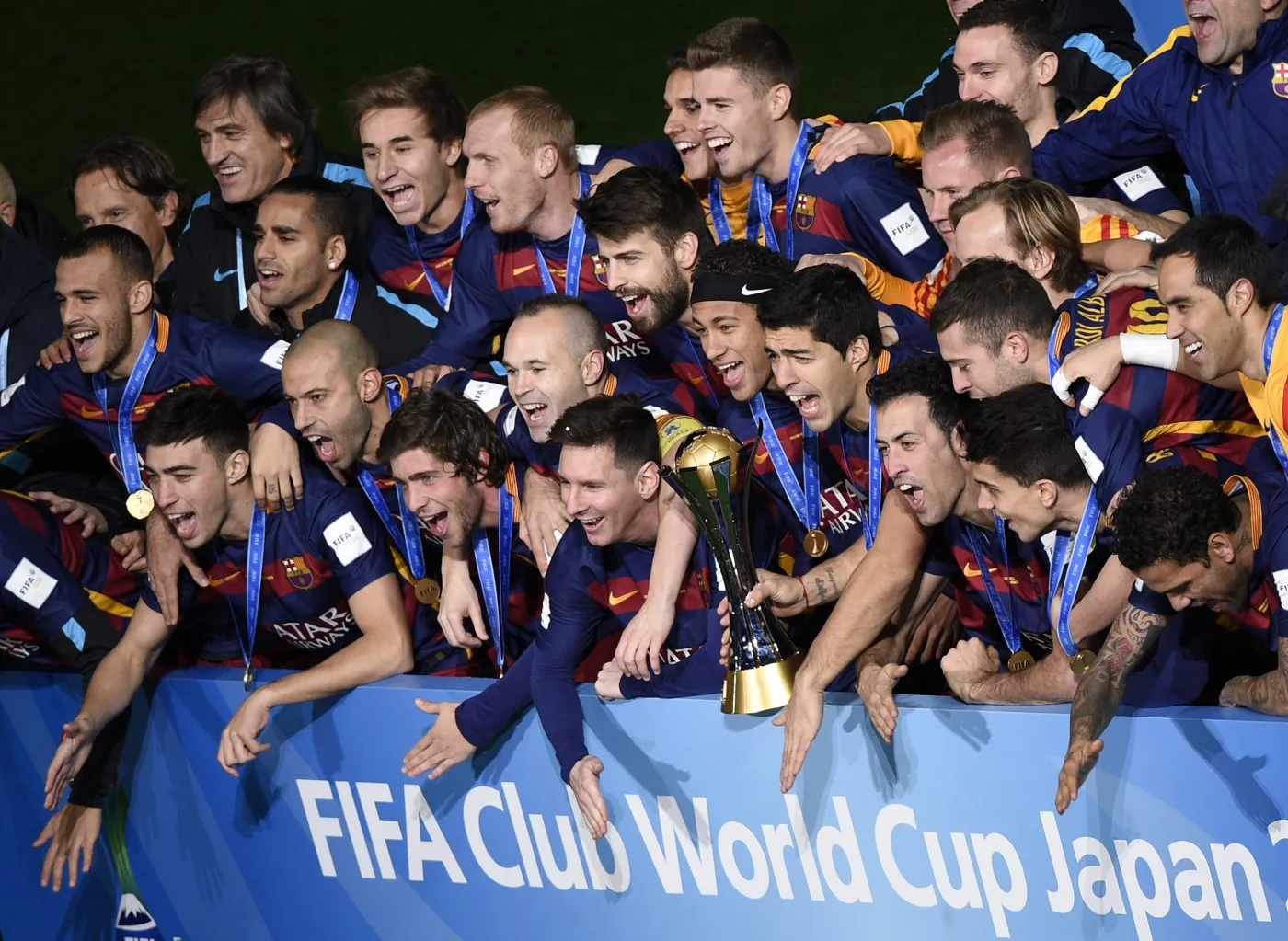 8567892-fc-barcelona-celebrate-on-the-podium.jpg