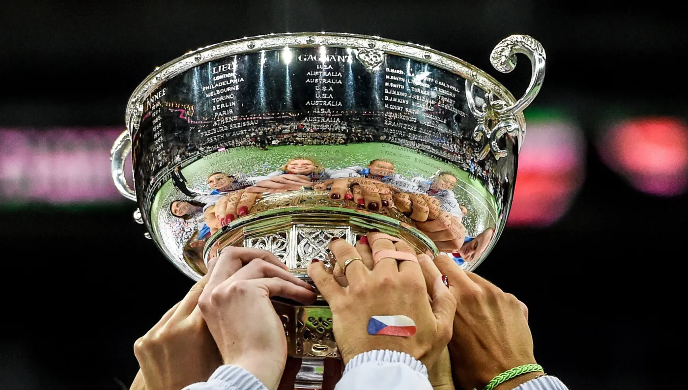 8578840-czech-republic-s-fed-cup-team-pose.jpg