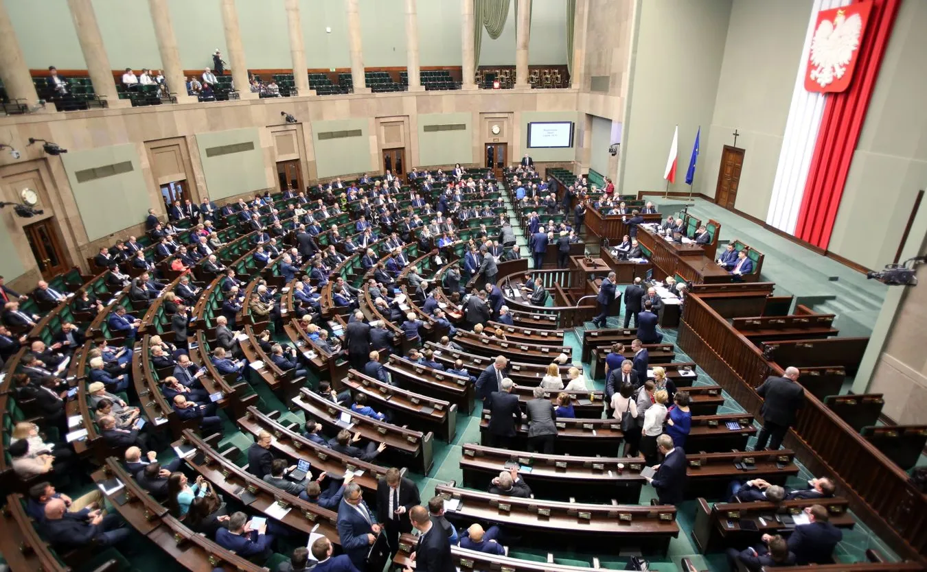 Nowoczesna znów przed PiS. Najnowszy SONDAŻ