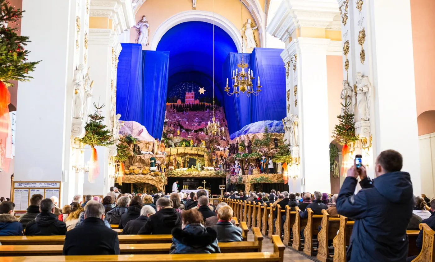 8576820-szopka-bozonarodzeniowa-w-kosciele.jpg