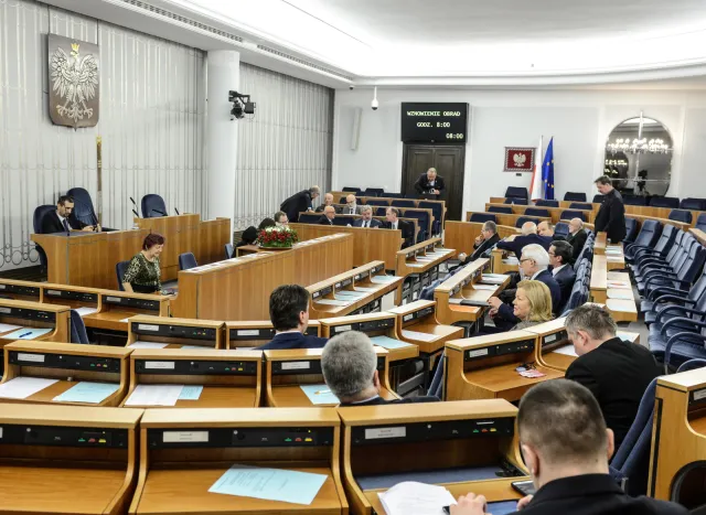 "Kasta w kaście". "Do służby cywilnej przyjdą jak do tramwaju?" Senacka debata nad ustawą