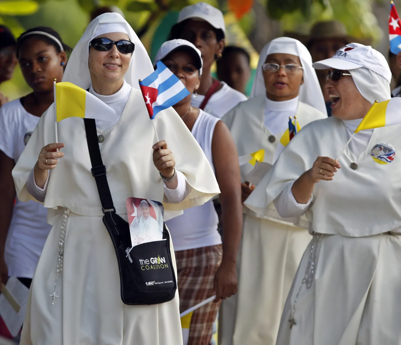 8232556-wierni-witajacy-papieza-franciszka.jpg