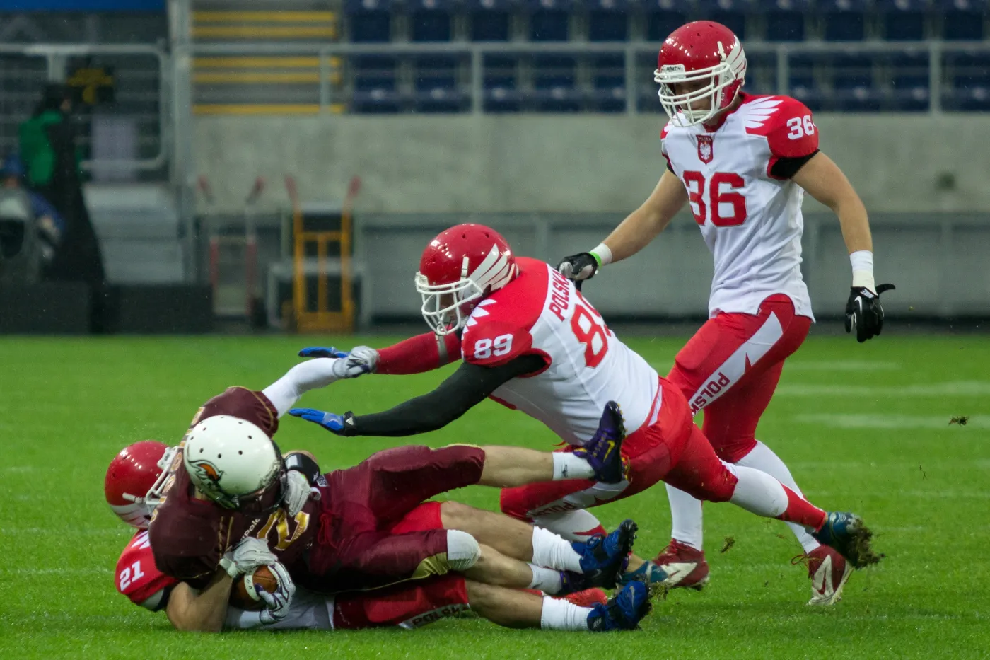 Fragment towarzyskiego meczu futbolu amerykańskiego pomiędzy reprezentacją Polski (stroje biało-czerwone) i Rosji (wiśniowe) w Lublinie