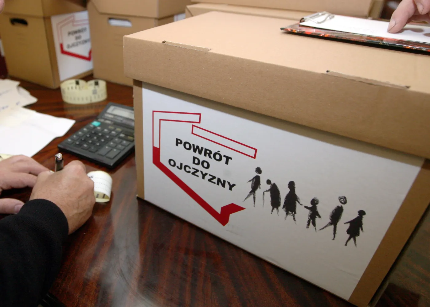 Pudło z podpisami pod obywatelskim projektem ustawy repatriacyjnej