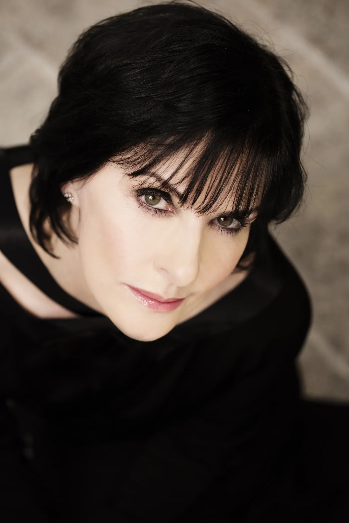 8298843-enya.jpg