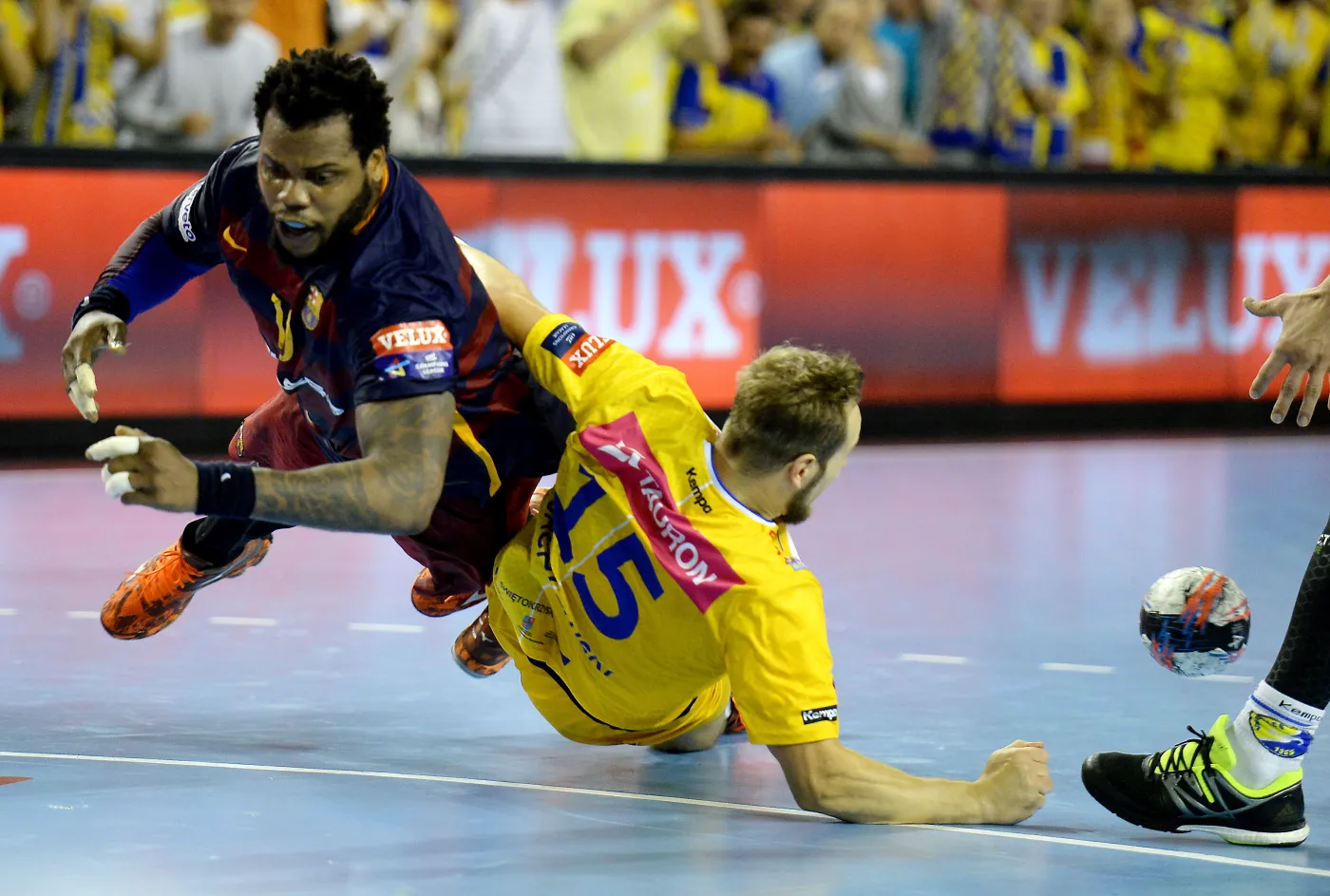 Mateusz Jachlewski (P) z miejscowego Vive Tauronu oraz Cedric Sorhaindo (L) z FC Barcelona w meczu Ligi Mistrzów piłkarzy ręcznych w Kielcach
