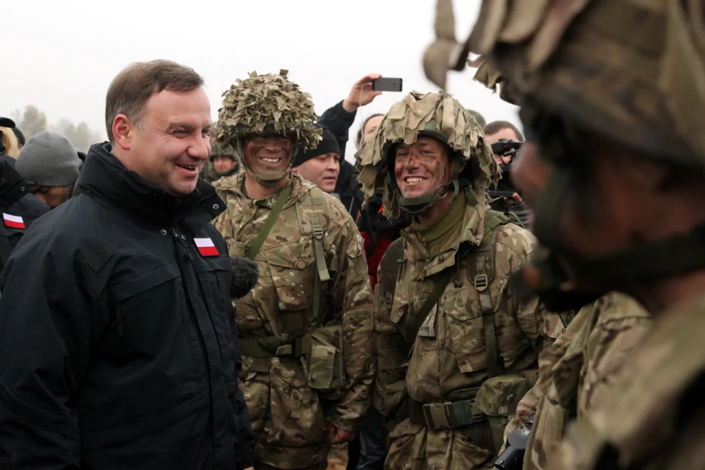 Prezydent Andrzej Duda i żołnierze brytyjskiej 12. Brygady Zmechanizowanej z Bulford
