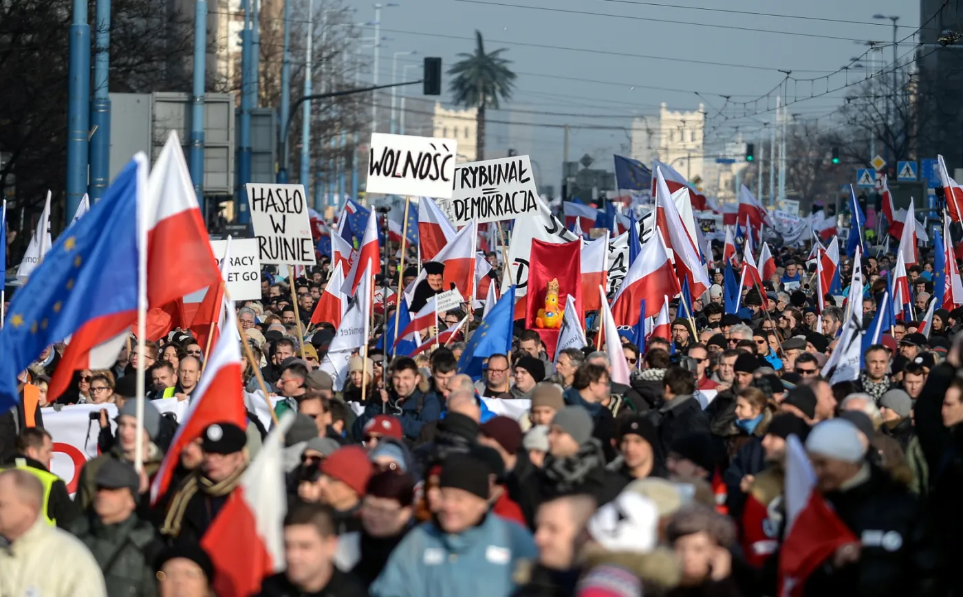 8783268-manifestacja-warszawa-kod-my-narod.jpg