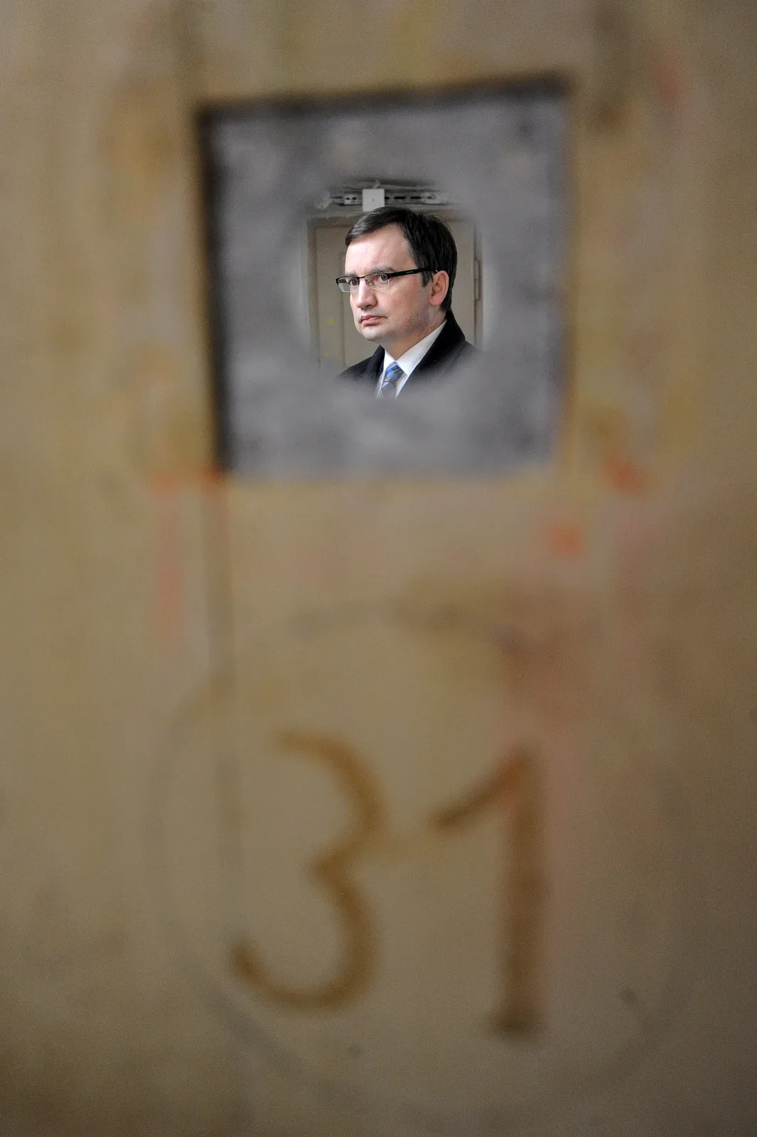 8784752-zbigniew-ziobro-w-piwnicach-siedziby.jpg