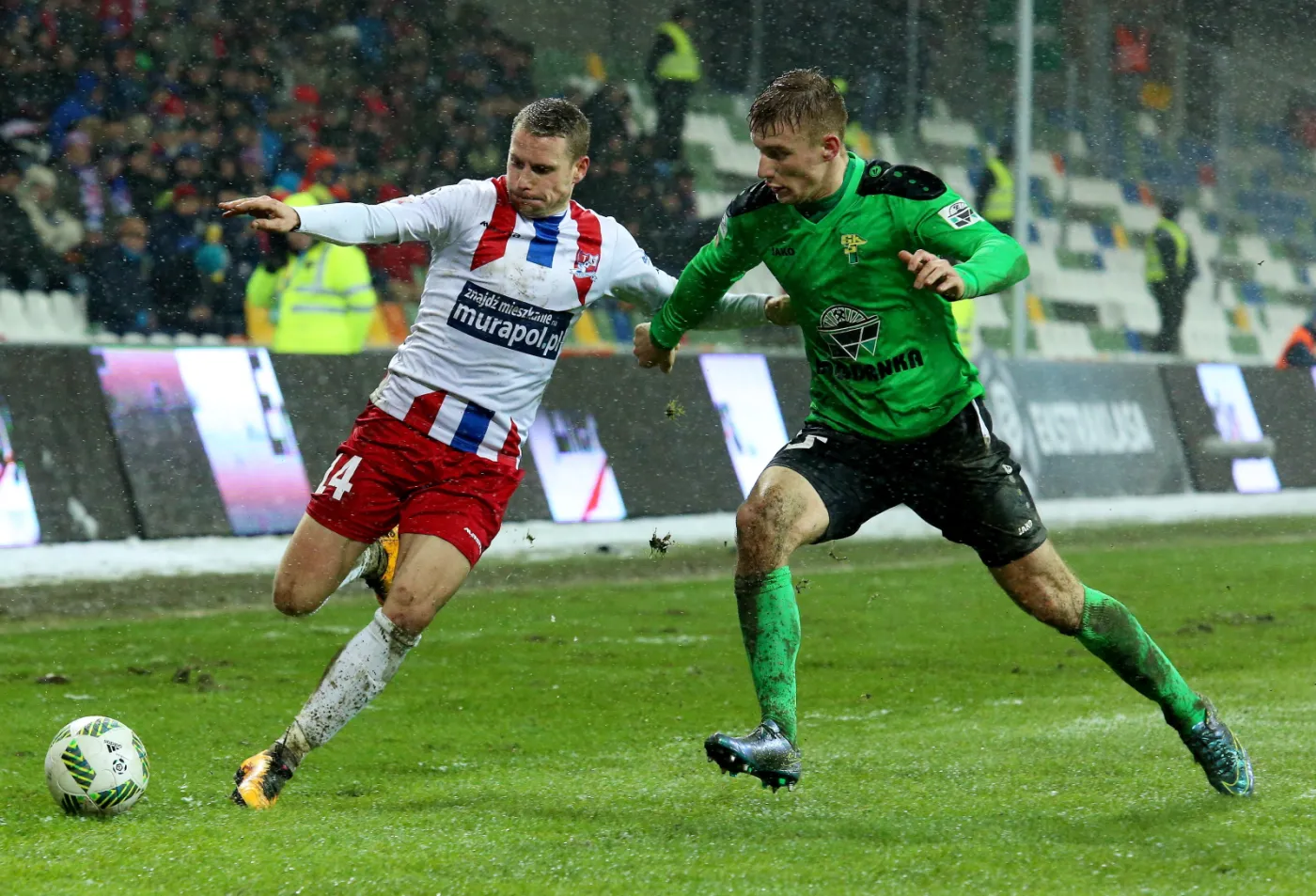Zawodnik Podbeskidzia Bielsko-Biała Damian Chmiel (L) walczy o piłkę z Damianem Jakubikiem (P) z Górnika Łęczna