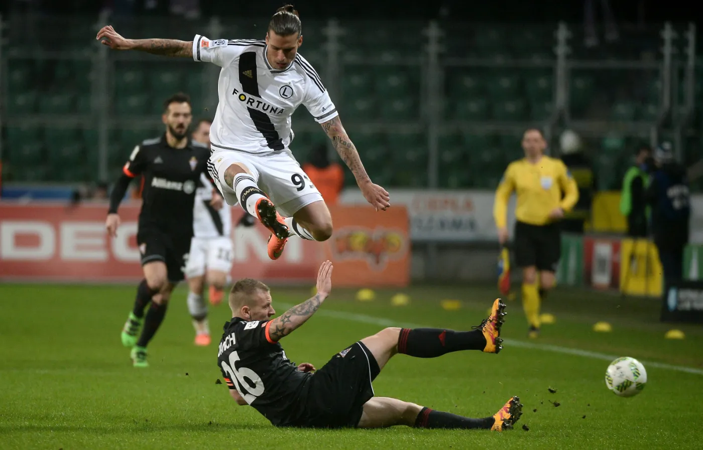 Zawodnik Legii Warszawa Aleksandar Prijovic (wyżej) walczy o piłkę z Adamem Danchem z Górnika Zabrze podczas meczu polskiej Ekstraklasy