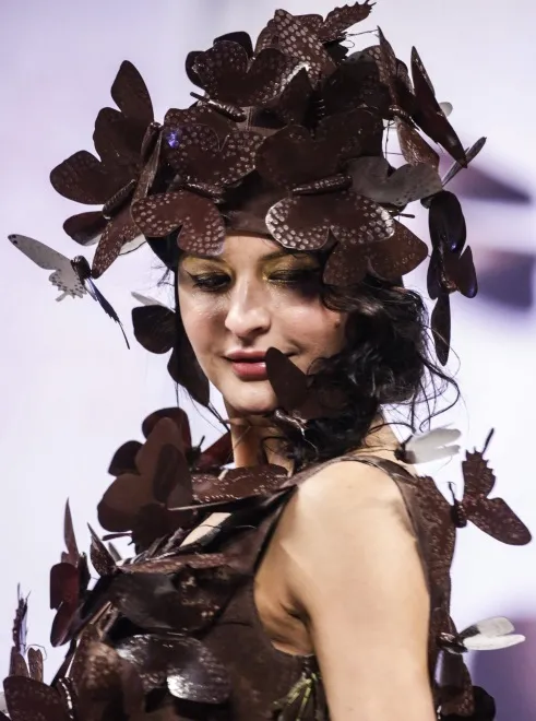 8810108-pokaz-sukienek-z-czekolady-na-salon.jpg