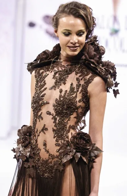 8810189-pokaz-sukienek-z-czekolady-na-salon.jpg