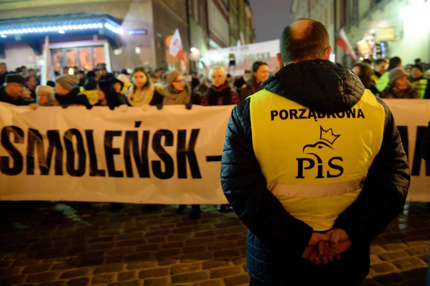 8825694-przemarsz-po-wieczornej-mszy-przed.jpg