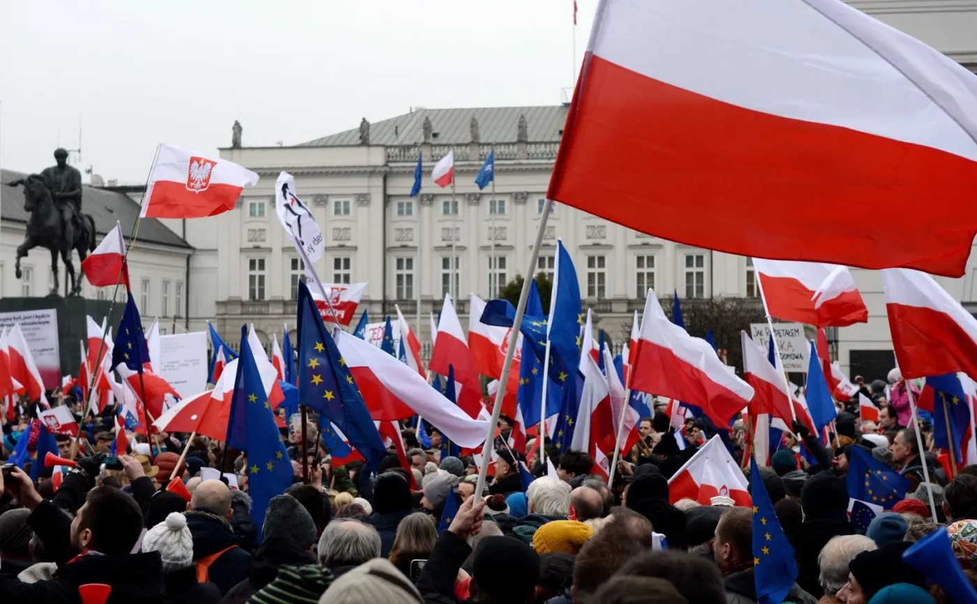 Uczestnicy demonstracji pod hasłem "Przywróćmy ład konstytucyjny" przed Pałacem Prezydenckim w Warszawie